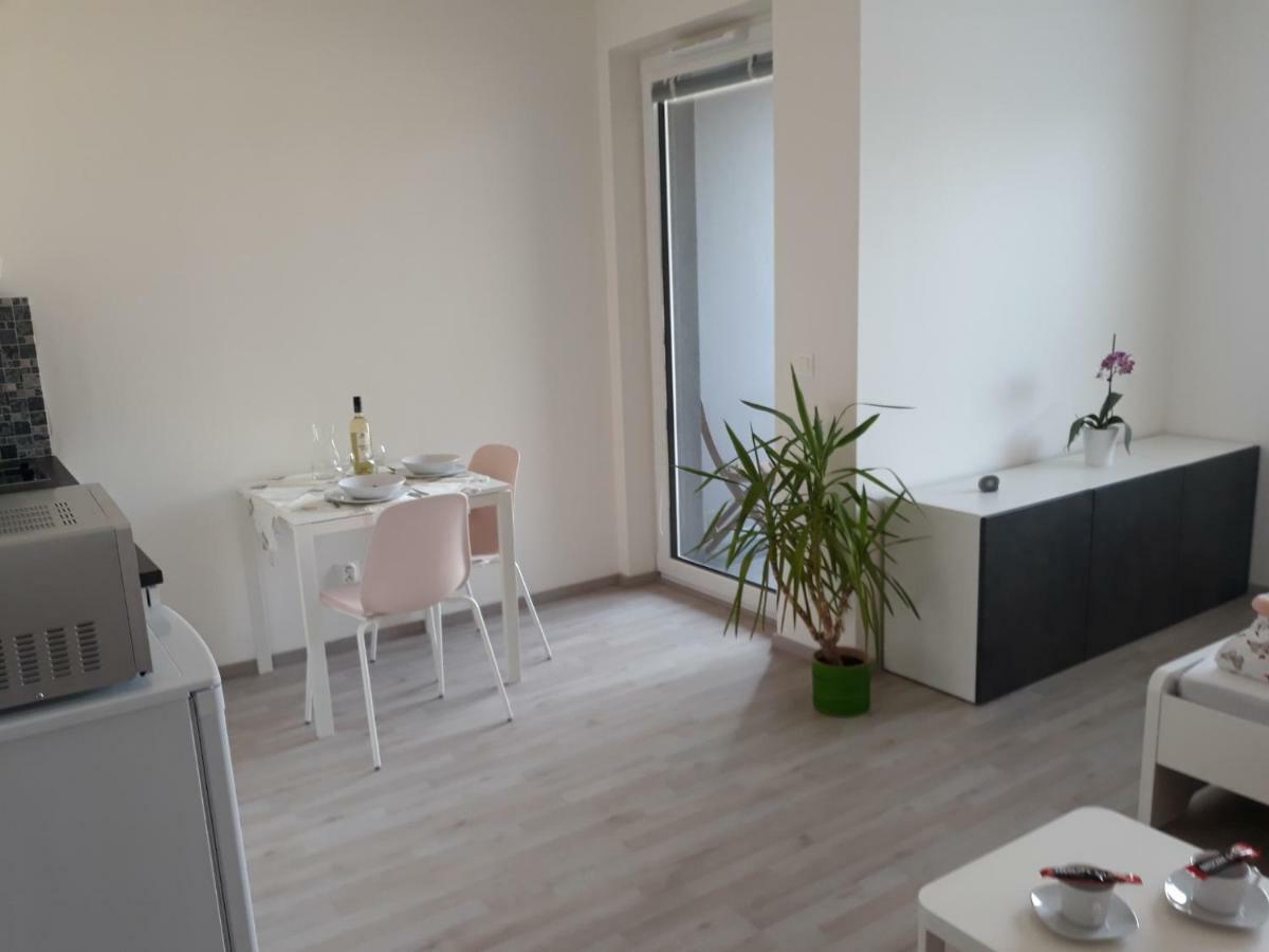 Exclusive Kolbenova Next To Subway Appartamento